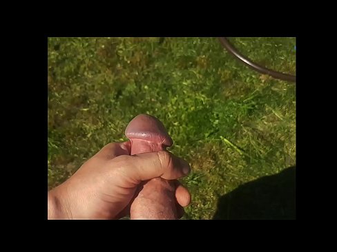 ❤️ O bunăciune fierbinte își face sex cu păsărica roz și ejaculează cu un squirt într-o grădină de vară ❌  at us ro.pornsexer.ru ❌